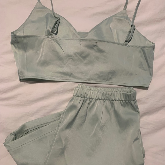 Two piece set - Picture 5 of 5